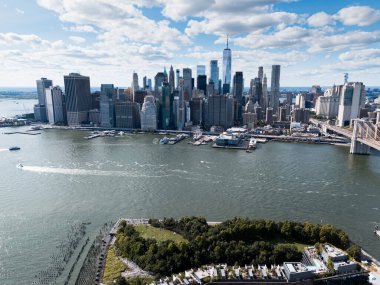 Arka planda gökdelenler olan Brooklyn ve Manhattan köprülerinin hava görüntüsü. New York, ABD.