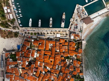 Eski Budva kasabası, liman, sahil ve dağların havadan görünüşü