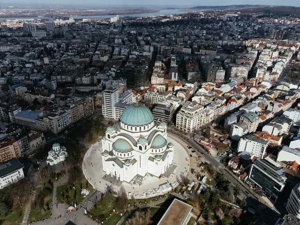 Belgrad kentinde kurulan St. Sava Tapınağı 'nın insansız hava aracı görüntüsü. Dünyanın en büyük ortodoks katedrali. Belgrad, Sırbistan ve Avrupa.