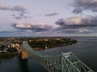 Montreal şehir silueti ve Jacques-Cartier köprüsü gün batımında, Quebec, Kanada