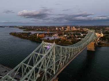 Montreal şehir silueti ve Jacques-Cartier köprüsü gün batımında, Quebec, Kanada