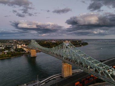 Montreal şehir silueti ve Jacques-Cartier köprüsü gün batımında, Quebec, Kanada