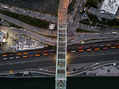 Montreal şehir silueti ve Jacques-Cartier köprüsü gün batımında, Quebec, Kanada