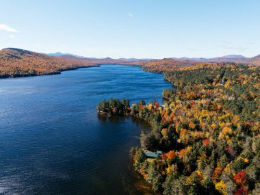 White Face Dağ Kayak Merkezi 'nde Sonbahar Bayrağı. Renk Değişikliği, Vermont, ABD.