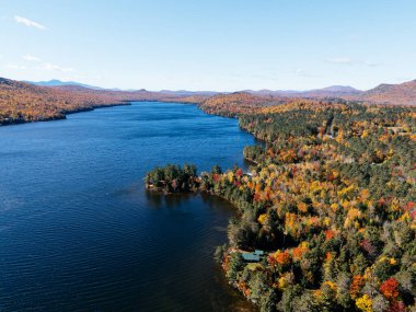 Beyaz Yüzlü Dağ Kayak Merkezi ve Gölü 'nde Sonbahar Bayrağı. Renk Değişikliği, Vermont, ABD.