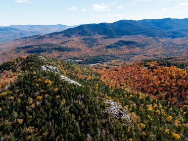 White Face Dağ Kayak Merkezi 'nde Sonbahar Bayrağı. Renk Değişikliği, Vermont, ABD.