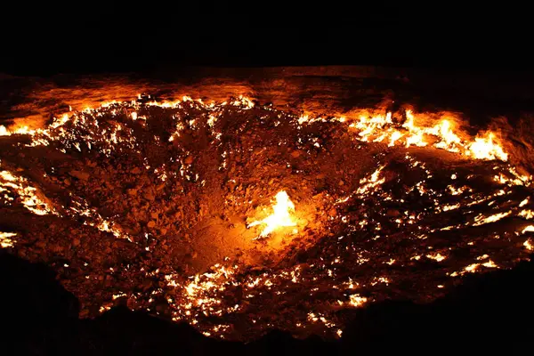 Darvaza Gaz Krateri, Karakum Çölü, Türkmenistan.