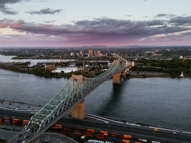 Montreal şehir silueti ve Jacques-Cartier köprüsü gün batımında, Quebec, Kanada