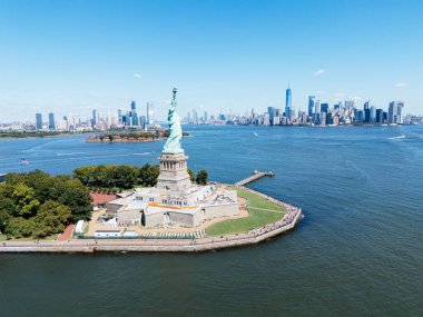 Arka planda New York ve New Jersey şehir merkezi olan Özgürlük Anıtı. ABD