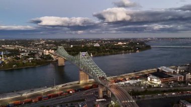 9 Eylül 2024, Quebec, Kanada 'da gün batımında Jacques-Cartier köprüsünden arabalar geçiyor.