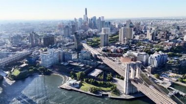 İki köprü, Brooklyn ve Manhattan, gün doğumunda. New York, ABD