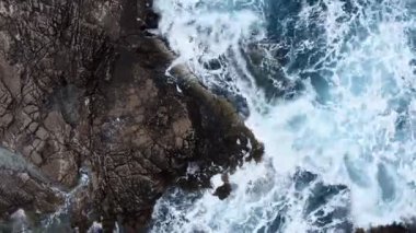 Dalgalar sahile vuruyor. Adriyatik, Akdeniz.