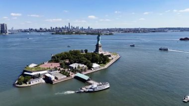 Arka planda New York ve New Jersey şehir merkezi olan Özgürlük Anıtı 'nın etrafında helikopter uçuşu. New York, ABD