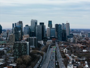 Montreal şehir merkezi girişi. Ofis, konut ve apartmanların Skyline arkaplanı