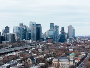 Montreal şehir merkezi girişi. Ofis, konut ve apartmanların Skyline arkaplanı