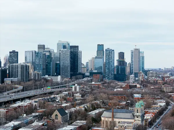 Montreal şehir merkezi girişi. Ofis, konut ve apartmanların Skyline arkaplanı