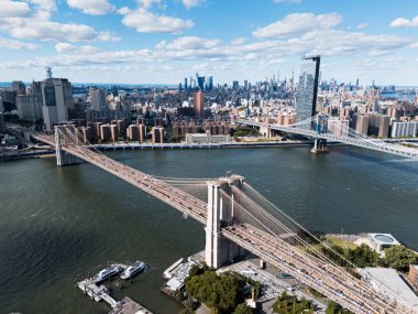 Arka planda gökdelenler olan Brooklyn ve Manhattan köprülerinin hava görüntüsü. New York, ABD.