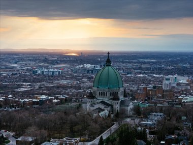 Kışın Sunset 'te Royal Dağı' nın Aziz Josephs Havası manzarası. Montreal, Quebec, Kanada
