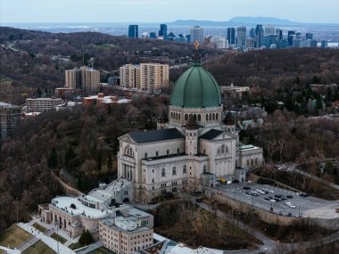 Kışın Sunset 'te Royal Dağı' nın Aziz Josephs Havası manzarası. Montreal, Quebec, Kanada