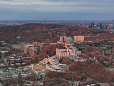 Kışın Sunset 'te Royal Dağı' nın Aziz Josephs Havası manzarası. Montreal, Quebec, Kanada