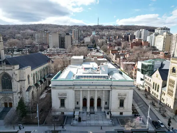 08 Mayıs 2025. İHA uçuşu şehir merkezindeki gökyüzünde, Montreal Güzel Sanatlar Müzesi, Kanada.