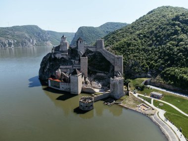 Sırbistan 'da Tuna Nehri üzerindeki Golubac kalesinin manzarası, Doğu Avrupa