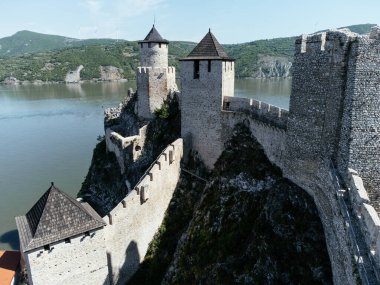 Sırbistan 'da Tuna Nehri üzerindeki Golubac kalesinin manzarası, Doğu Avrupa