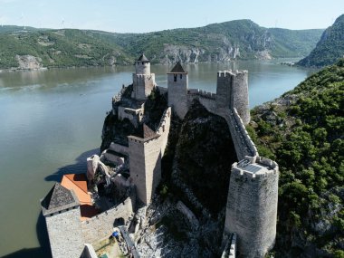 Sırbistan 'da Tuna Nehri üzerindeki Golubac kalesinin manzarası, Doğu Avrupa