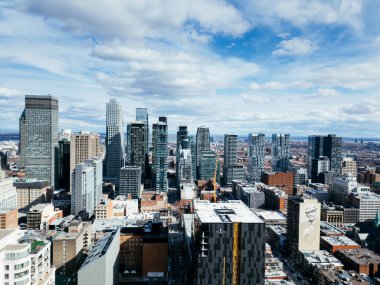 Nisan 2025 08. Şehir merkezindeki İHA uçuşu Montreal Kanada 'nın gündüz görüntüsü ufuk çizgisi.