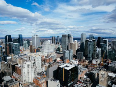 Nisan 2025 08. Şehir merkezindeki İHA uçuşu Montreal Kanada 'nın gündüz görüntüsü ufuk çizgisi.