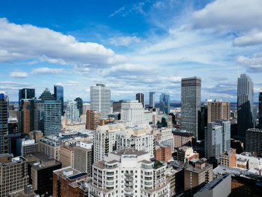 Nisan 2025 08. Şehir merkezindeki İHA uçuşu Montreal Kanada 'nın gündüz görüntüsü ufuk çizgisi.