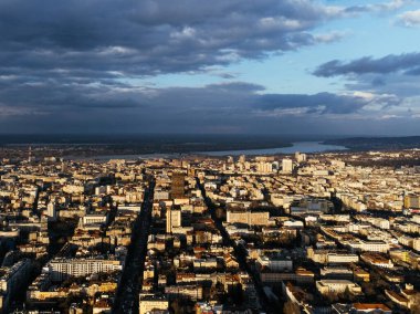 Belgrad kıyısı ve ufuk çizgisi kulelerindeki gökdelenlerin insansız hava aracı görüntüsü. Sırbistan ve Avrupa