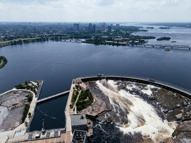 Ottawa-Gatineau metropolitan bölgesindeki hidro barajının havadan görüntüsü.