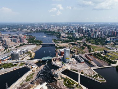 Ottawa-Gatineau metropolitan bölgesindeki hidro barajının havadan görüntüsü.