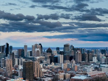 Bulutlu Montreal Şehri Günbatımında Skyline, Quebec, Kanada.
