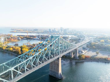 Montreal şehir silueti ve Jacques-Cartier köprüsü gün batımında, Quebec, Kanada