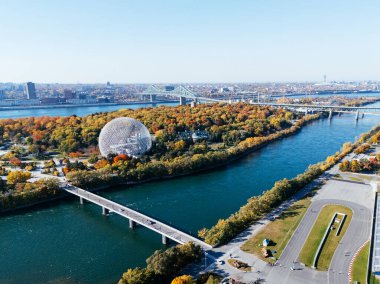 Montreal, Kanada 'daki Notre-Dame adasında hız pisti, kumarhane, Biodome ve kürek kanalı.