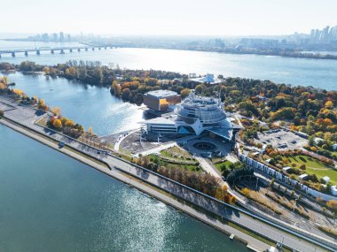 Montreal, Kanada 'daki Notre-Dame adasında hız pisti, kumarhane, Biodome ve kürek kanalı.