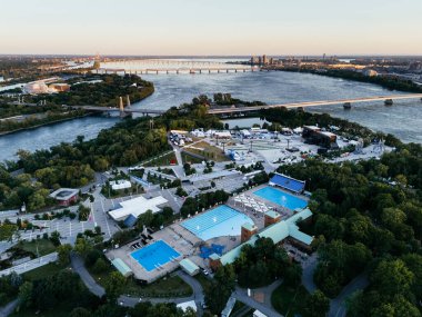 Arka planda Montreal şehir merkezi olan Jean-Drapeau parkının insansız hava aracı görüntüsü. Quebec, Kanada