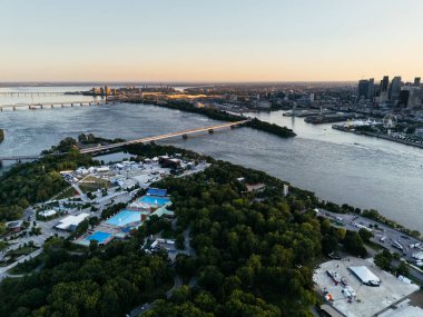 Arka planda Montreal şehir merkezi olan Jean-Drapeau parkının insansız hava aracı görüntüsü. Quebec, Kanada