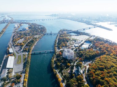 Arka planda Montreal şehir merkezi olan sonbahar parkı Jean-Drapeau 'nun insansız hava aracı görüntüsü. Quebec, Kanada