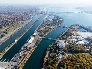 Arka planda Montreal şehir merkezi olan sonbahar parkı Jean-Drapeau 'nun insansız hava aracı görüntüsü. Quebec, Kanada