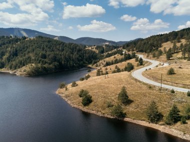 Dağ, göl, kayak kaldırma ve tatil beldesinin havadan görünüşü, Zlatibor, Sırbistan ve Avrupa.