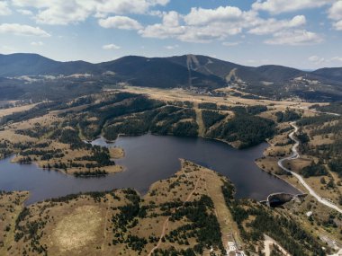 Dağ, göl, kayak kaldırma ve tatil beldesinin havadan görünüşü, Zlatibor, Sırbistan ve Avrupa.