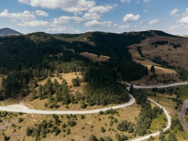 Dağ, göl, kayak kaldırma ve tatil beldesinin havadan görünüşü, Zlatibor, Sırbistan ve Avrupa.