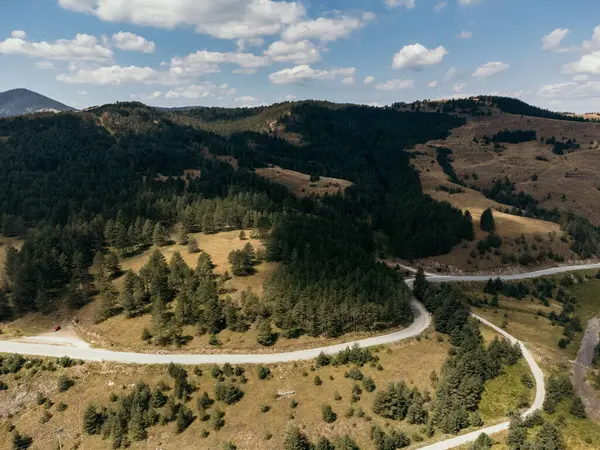 Dağ, göl, kayak kaldırma ve tatil beldesinin havadan görünüşü, Zlatibor, Sırbistan ve Avrupa.