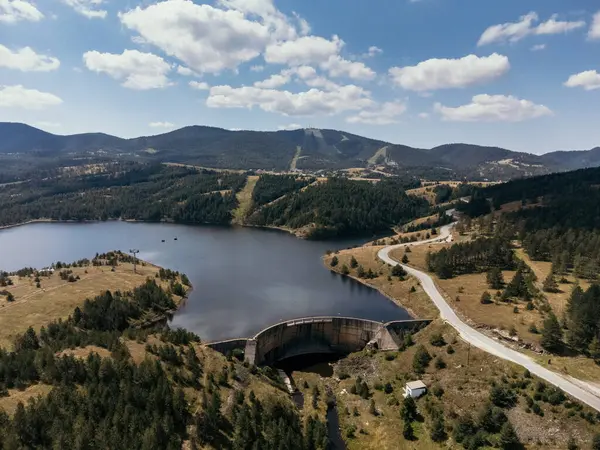 Dağ, göl, kayak kaldırma ve tatil beldesinin havadan görünüşü, Zlatibor, Sırbistan ve Avrupa.