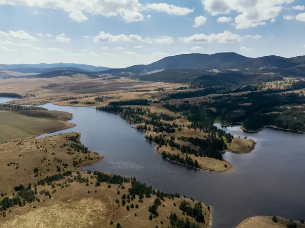 Dağ, göl, kayak kaldırma ve tatil beldesinin havadan görünüşü, Zlatibor, Sırbistan ve Avrupa.