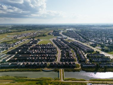 Kuzey Amerika 'da tipik tek aile evleri. Büyük bir şehrin banliyösü..