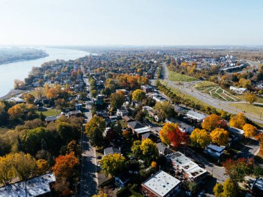 Kuzey Amerika 'da tipik tek aile evleri. Büyük bir şehrin banliyösü..